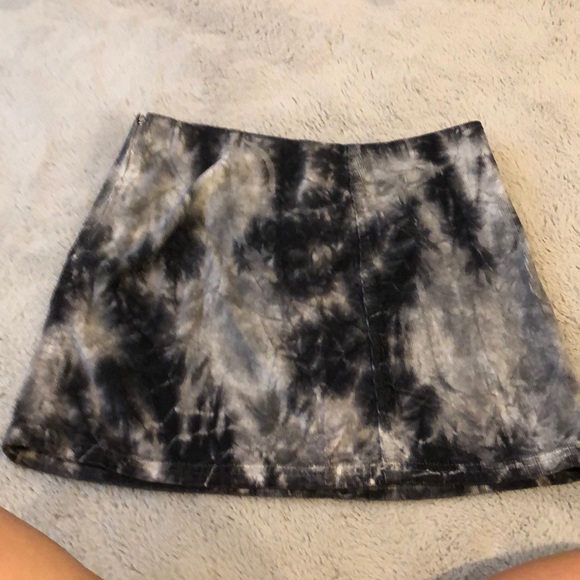 Urban Outfitters Dresses & Skirts - Urban outfitters grey and black skirt, has not been worn before, size large.
